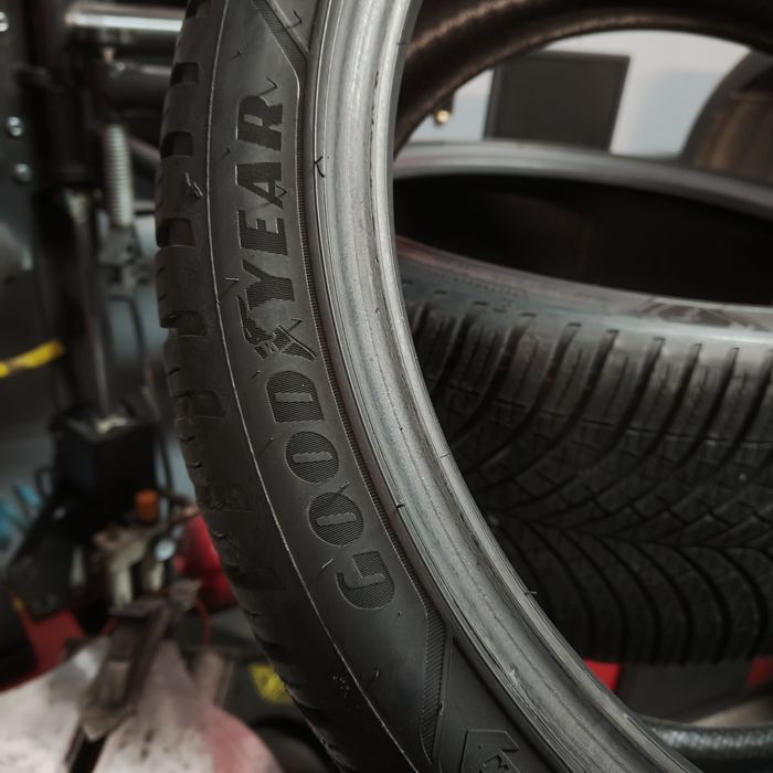 255/35/19 XL Sprzedam parę opon całorocznych Goodyear