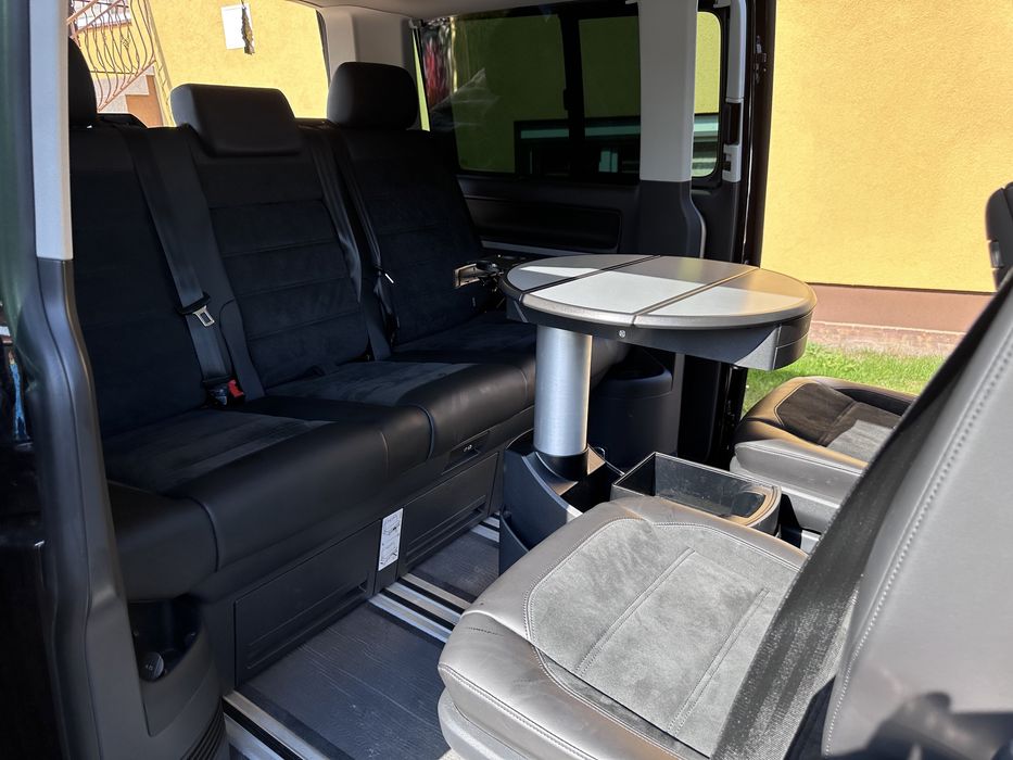 Transport na lotniska , przewóz osób i inne.