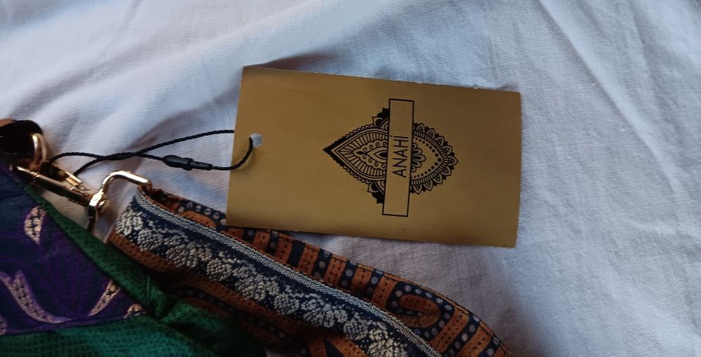 Bolsa  de cintura ou tiracolo em seda .nova