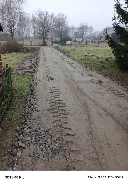 Utwardzanie dróg dojazdowych, placów, wykopy, koparka, tłuczeń