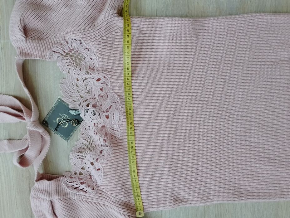 Elegancki dzianinowy sweter długi dekolt koronką pudrowy róż 38/40 r.