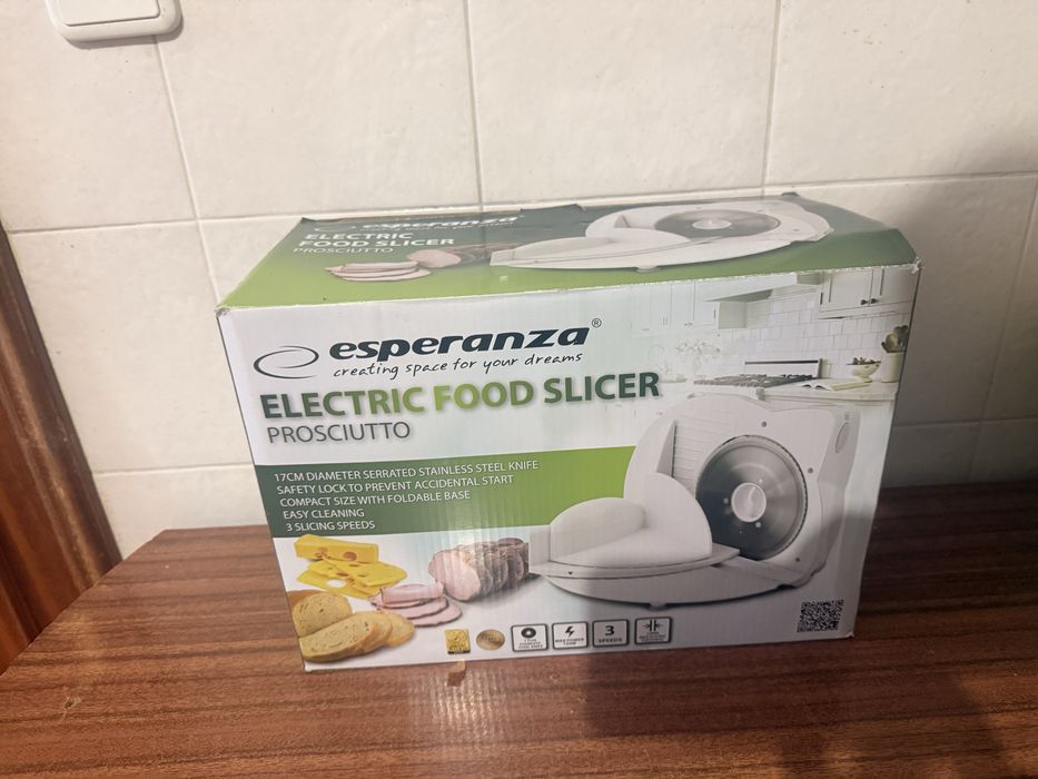 Vendo fiambreira nova