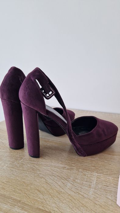 Szpilki na słupku burgundowe czółenka platformy