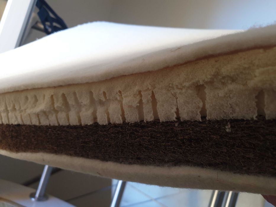 Colchão orgânico Prolana Nele da Alemanha e cama e mesa de cabeceira