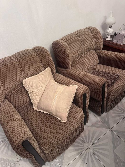 Conjunto sofá e cadeirões