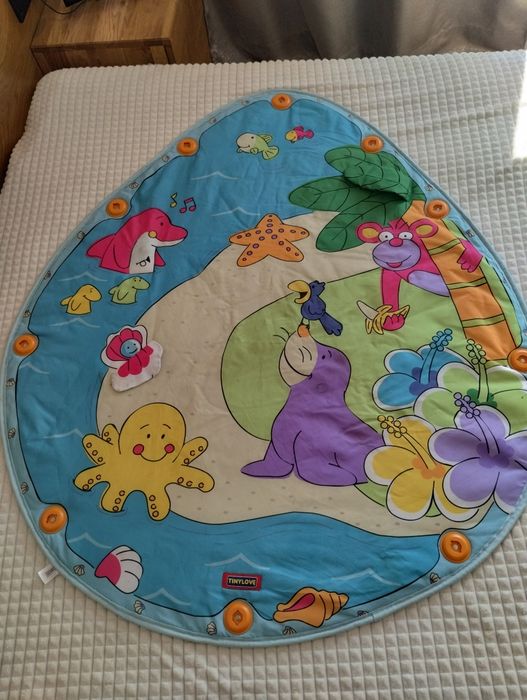 mata edukacyjna z pałąkami tiny love z foką