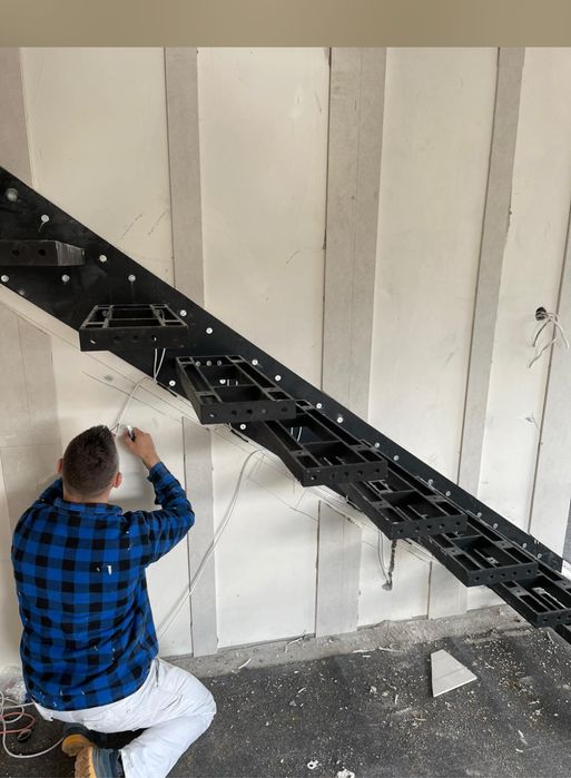Konstrukcja schodów półkowych CNC – samodzidlny montaz