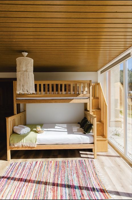 Beliche com cama de casal e estante de arrumação