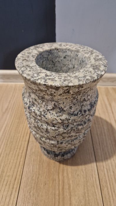 Wazony z granitu strzegom