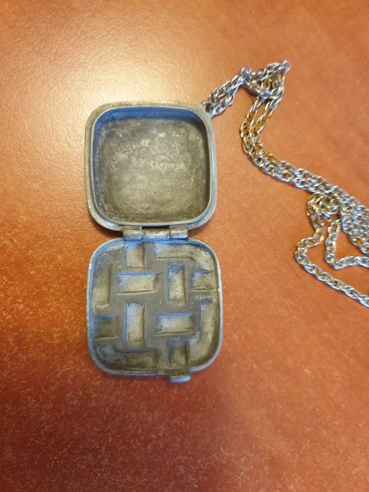 Oryginalny otwierany medalion naszyjnik metalowy