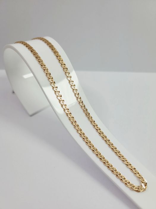 Złoty łańcuszek z krzyżem