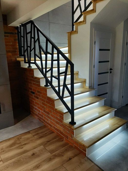 Schody drewniane , balustrady, szybka realizacja .