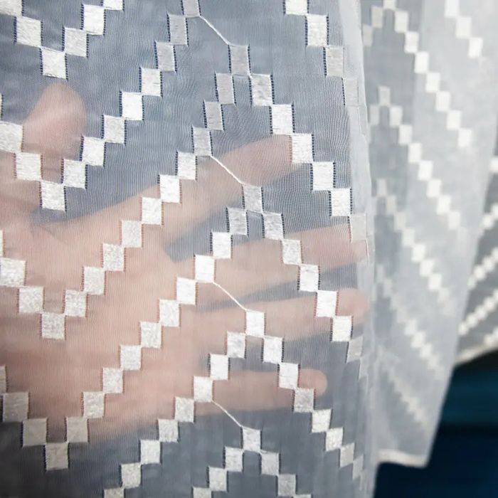 Elegancka  długa firana z haftem na dole