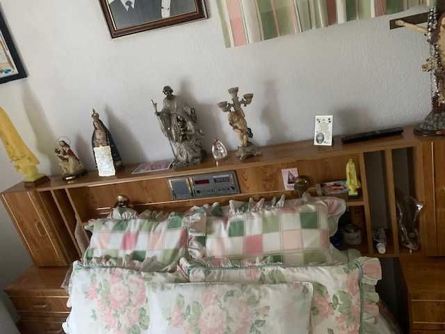 Quarto completo - cama com cabeceira, cómoda com espelho e mesinhas