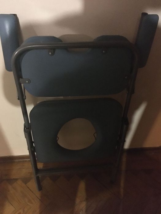 Cadeira sanitária dobrável