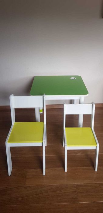 Stolik dla dzieci regulowany plus 2 krzesełka