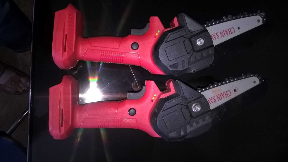 Мини- пила сучкорез аккумуляторный.