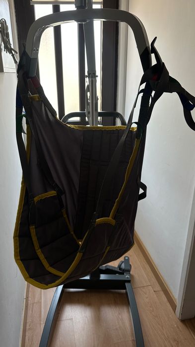 Grua de Transferência Elétrica Invacare Birdie EVO Compact (150kg) + Arnês - Como Nova