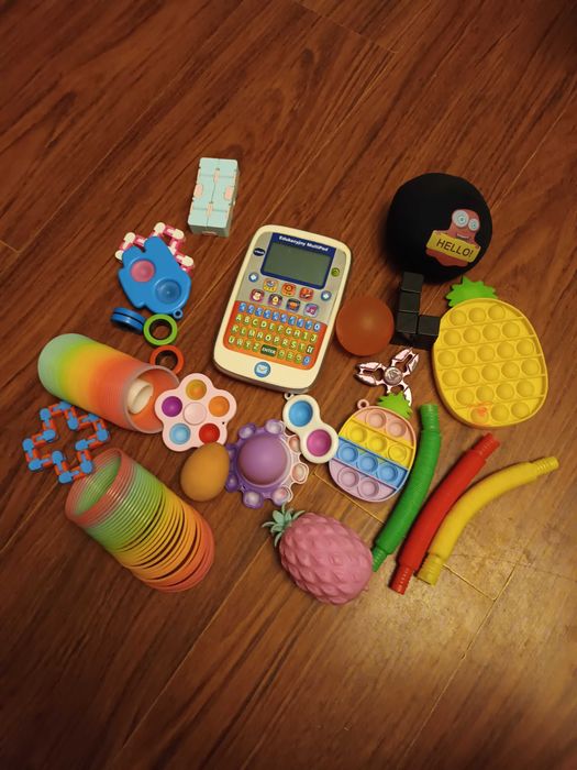 Popity,gra i różne zabawki.