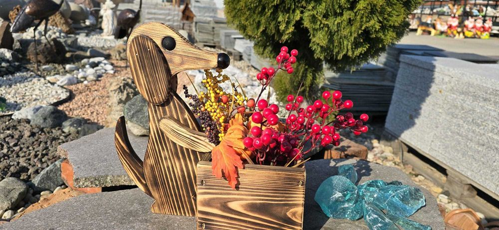 Drewniana Donica Piesek  – Ręcznie robiona ozdoba ogrodowa | HIT