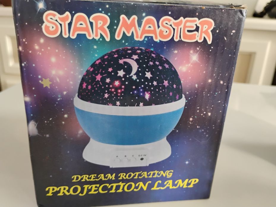 Lampka nocna z projektorem gwiazd