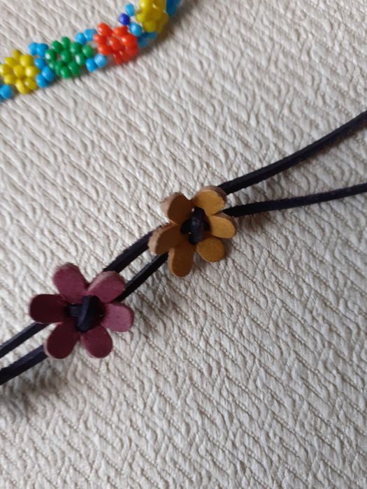 Colares de missangas e couro