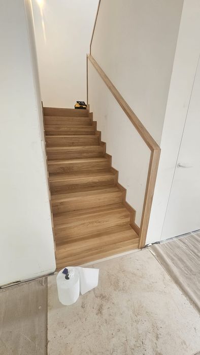 Schody dywanowe drewniane