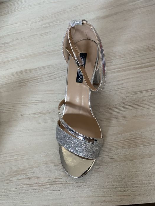 Sandałki na słupku