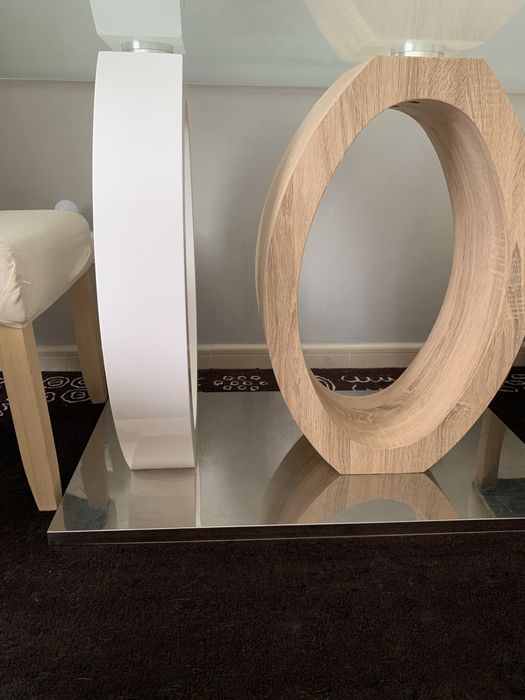 Mesa e quatro cadeiras