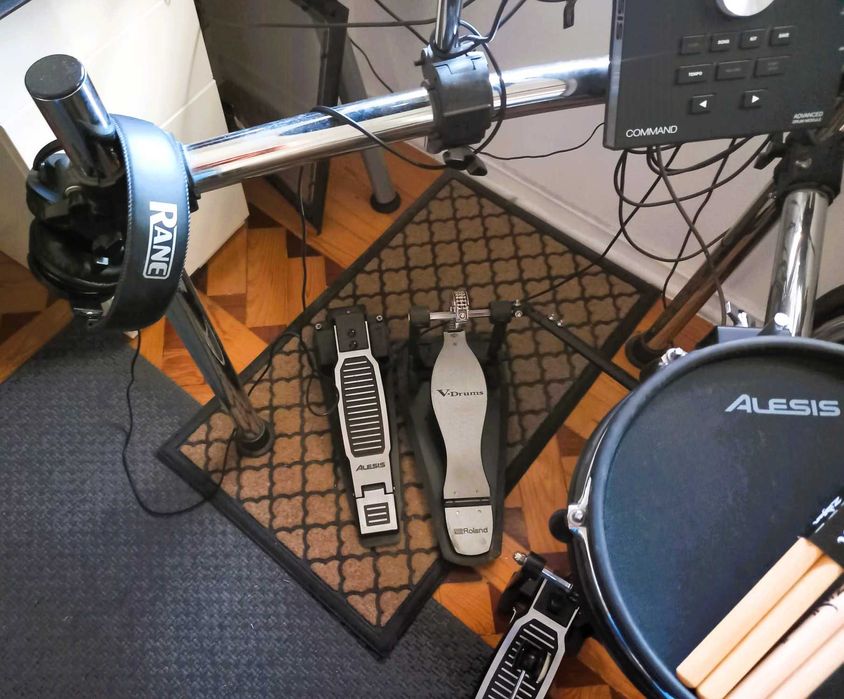 Bateria Eletrónica com Pedaleira dupla e Banco Roland