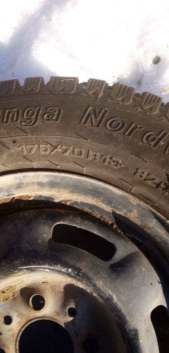 Продам пару нових зимових кольос р13