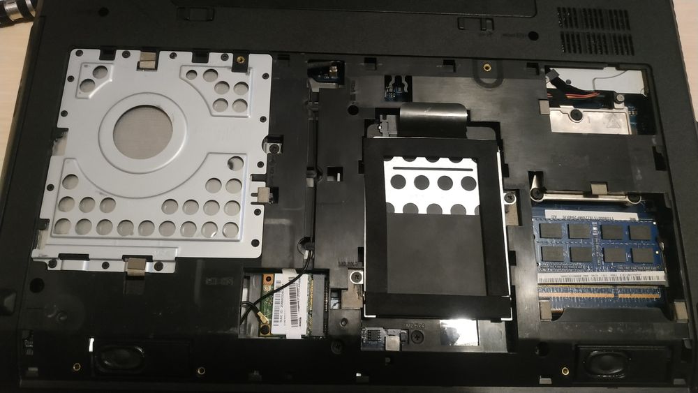 Комплектний ноутбук Lenovo G585 на запчастини