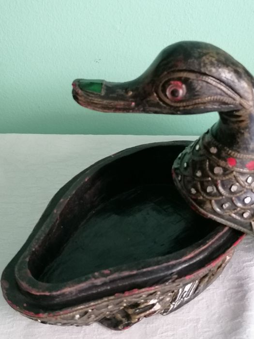 Caixa  madeira esculpida com incustracoes