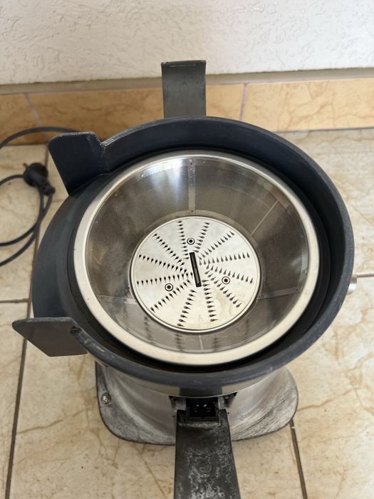 Соковитискач Kenwood JE850
