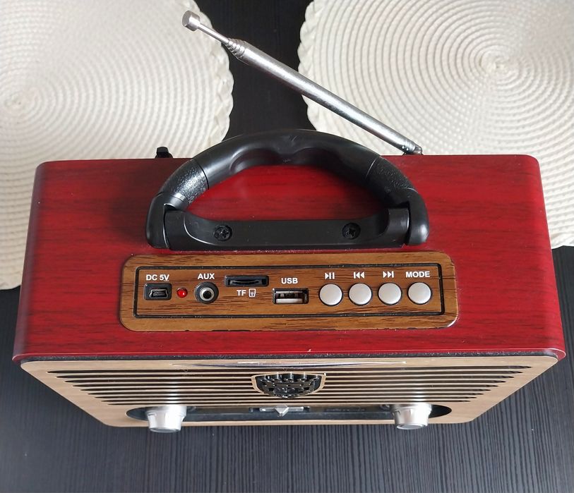 Radio Pritech vintage e mesa