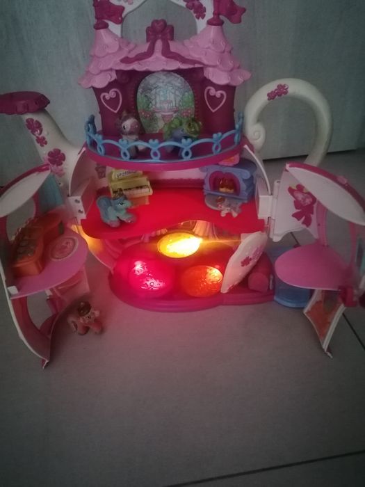 Koniki Pony z domkiem i karuzelą grającą