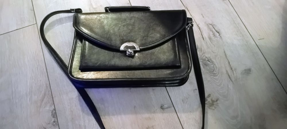 Torebka, kopertówka.