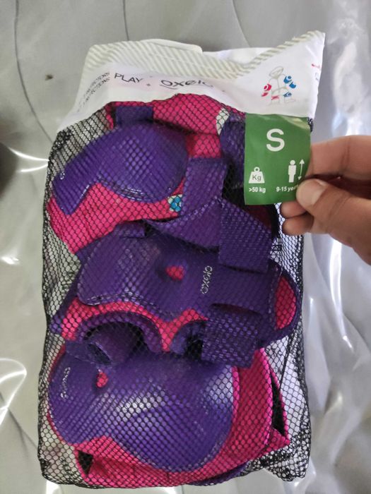 proteções para a prática de desportos de rodas, como patinagem, skate ou trotinete. são as proteções Oxelo  no tamanho S
