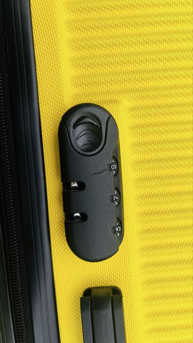 Продам жовту валізу.