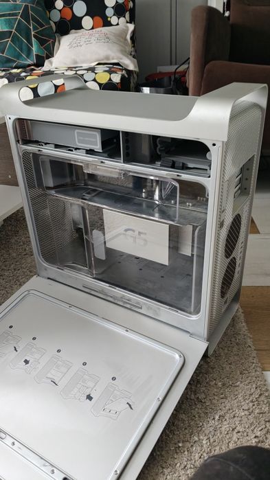 MAC komputer działający z bardzo fajną obudową