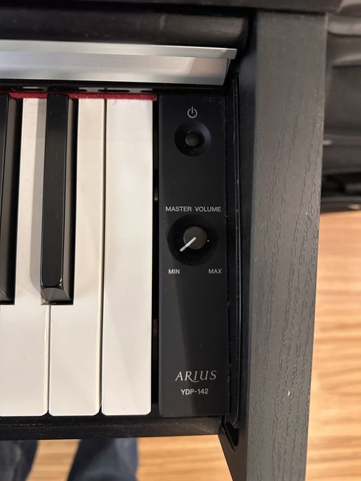 Piano Yamaha ydp 142 b arius + banco