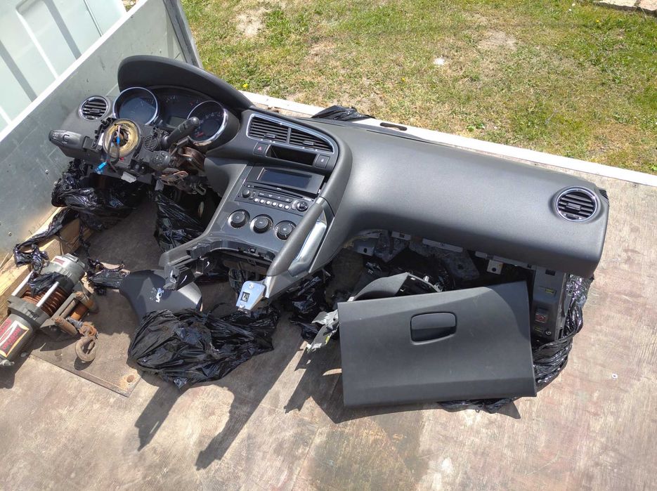 Панель торпедо Пежо 3008