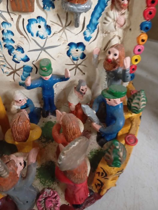 Altar com formato de alminhas para adoração de Cristo na Cruz