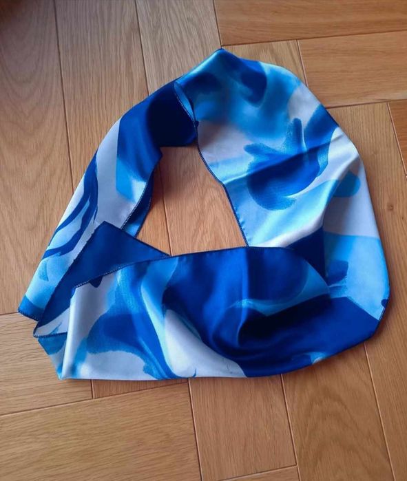 Szal w kolorach błękit, niebieski, morski, turkus. 
100% jedwab.
Nowy.