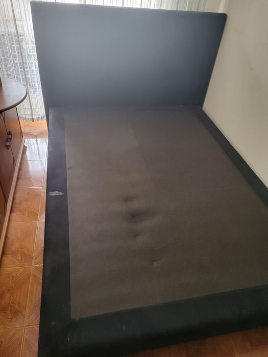 Cama de casal preta