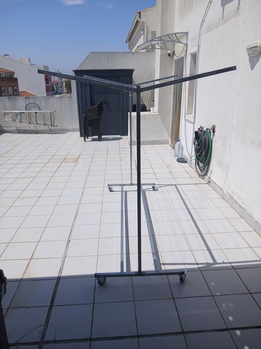 Estendal com 15 cordas e rodas novo