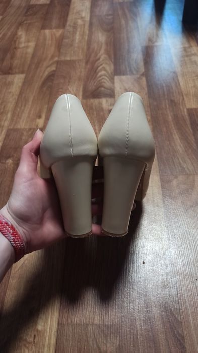 Жіночі  туфлі      .