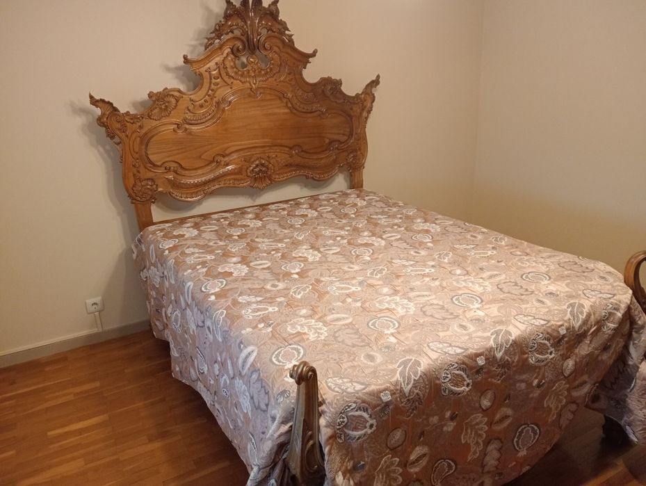 Cama antiga em madeira estilo D. João V
