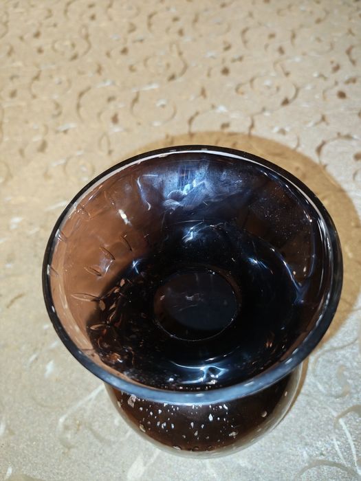 Jarra bordô com detalhes prateados