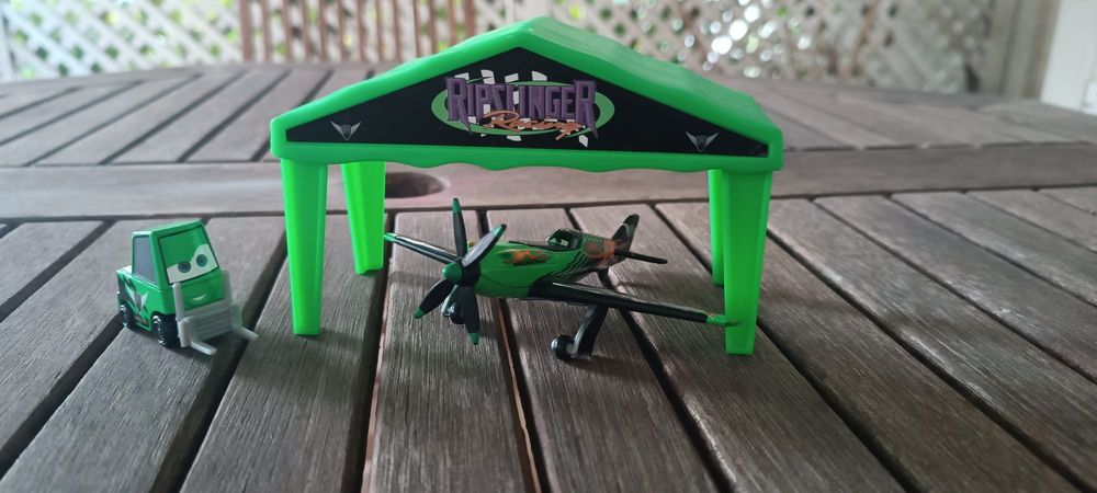 Brinquedos carros e aviões pixar